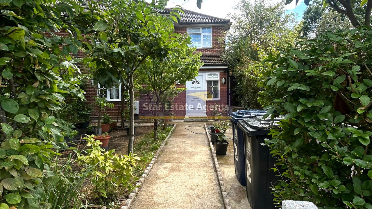Flat Kennedy Path in Greater London