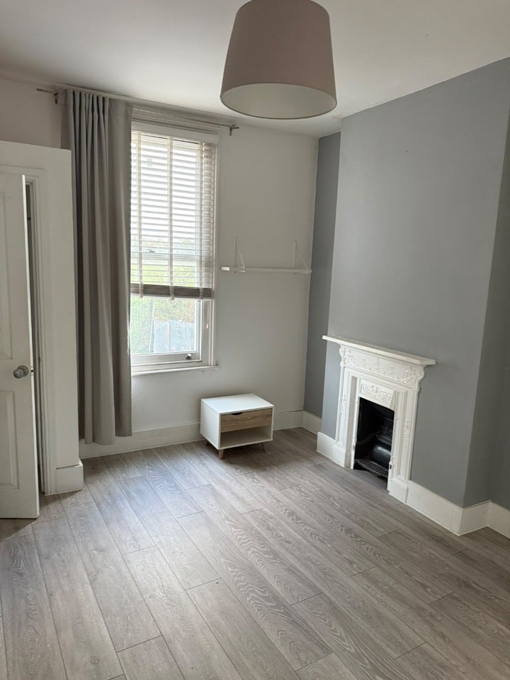 Flat Catford Hill in Greater London