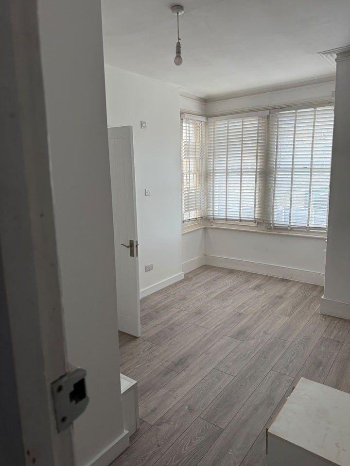 Flat Catford Hill in Greater London