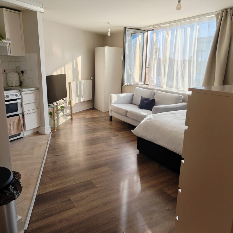 Room Lett Road in Greater London