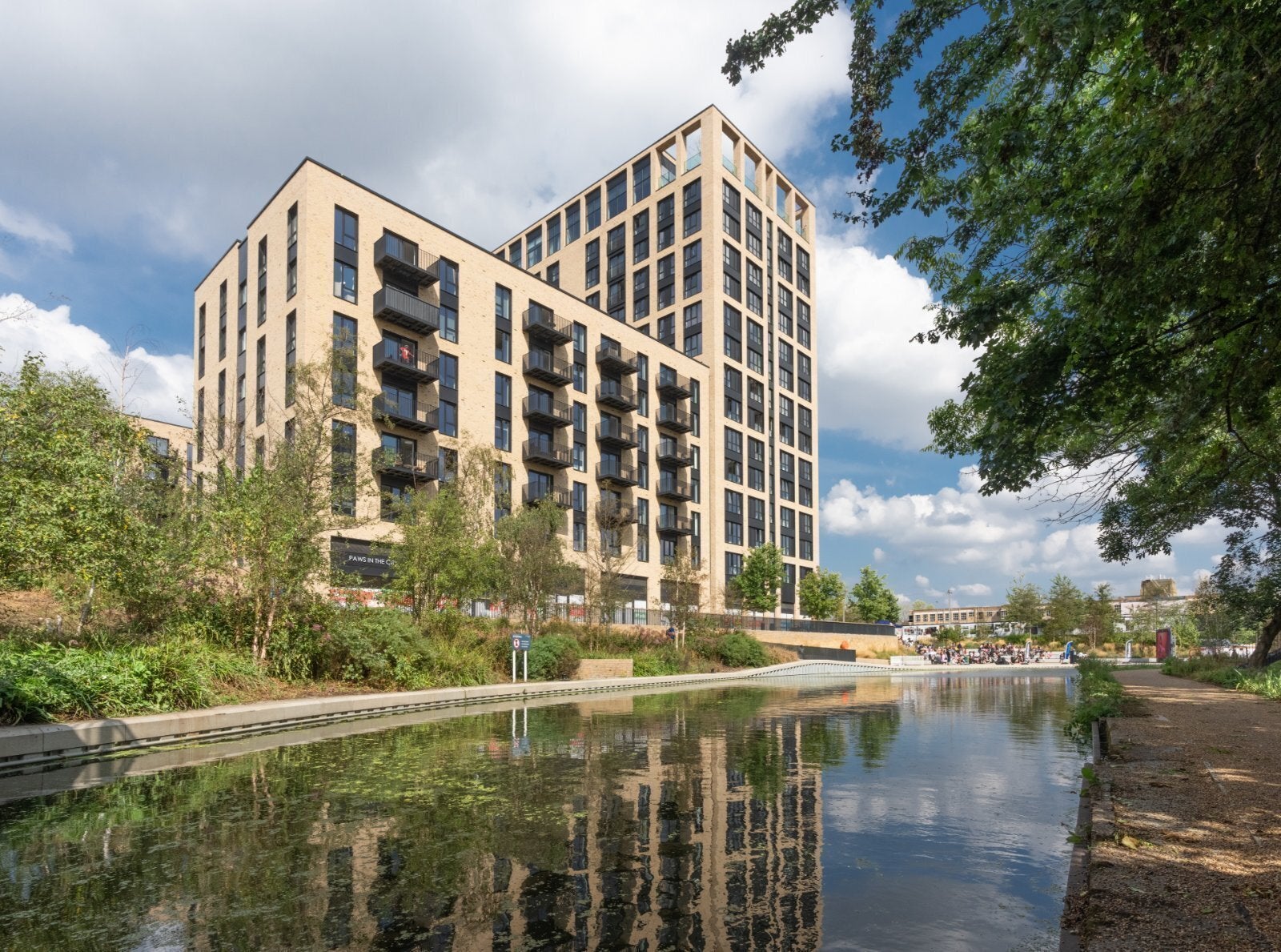 Flat Berkeley Avenue in Greater London