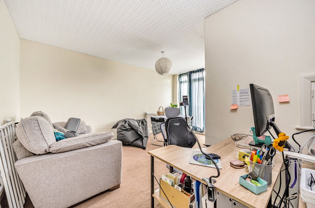 Flat Heathfield Road in Greater London
