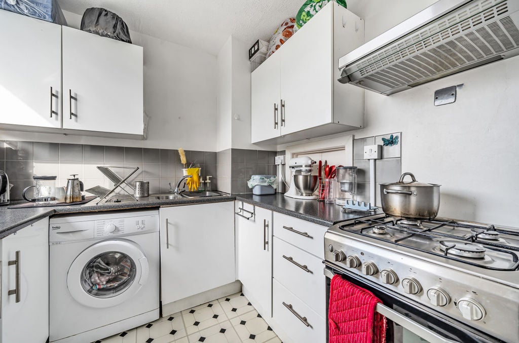 Flat Heathfield Road in Greater London