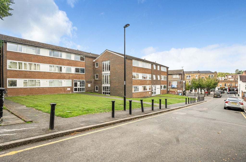 Flat Heathfield Road in Greater London