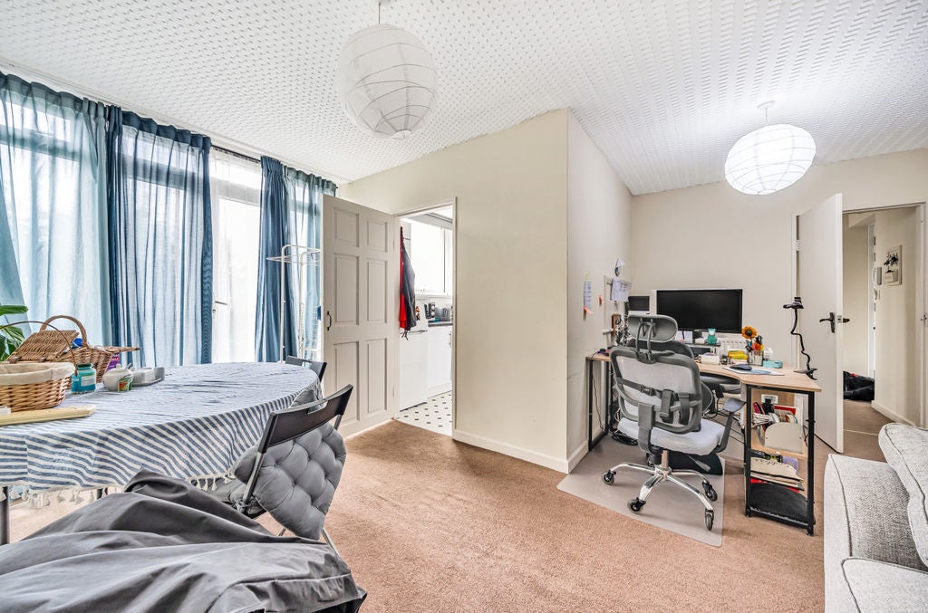 Flat Heathfield Road in Greater London