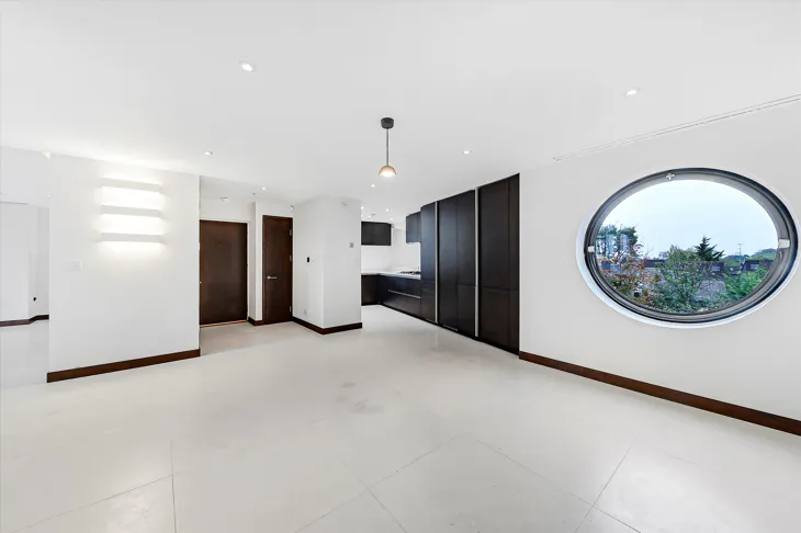 Flat Firecrest Drive in Greater London