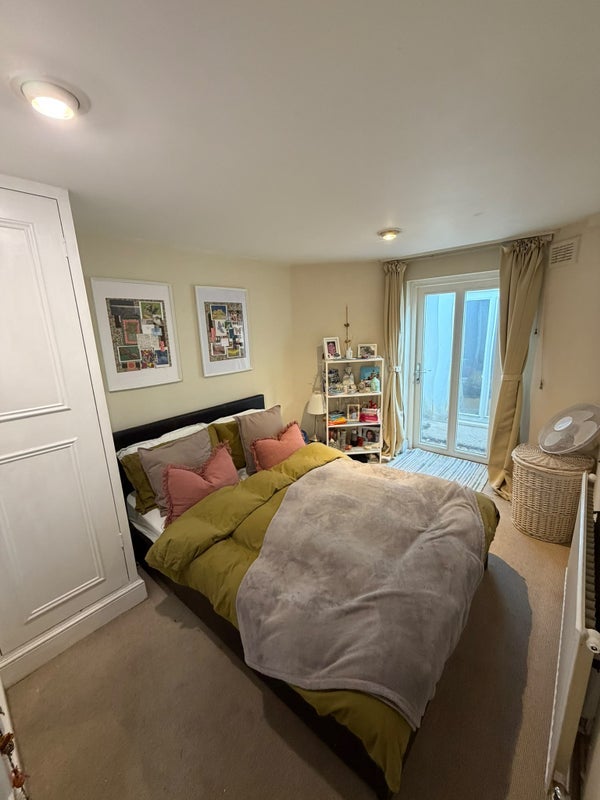 Room Goaters Alley in Greater London