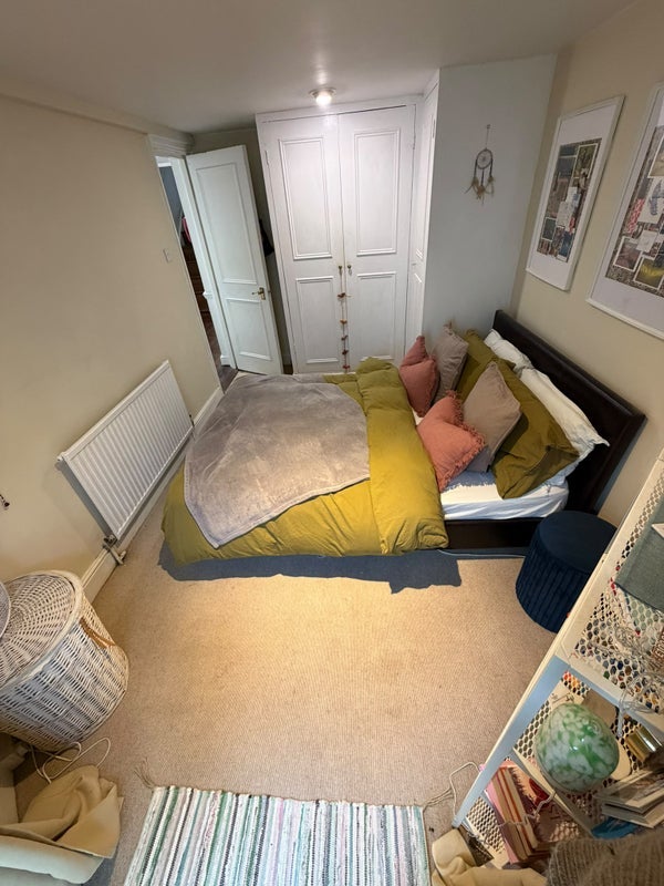 Room Goaters Alley in Greater London