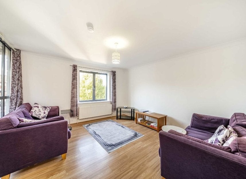 Flat Manor Gardens in Greater London