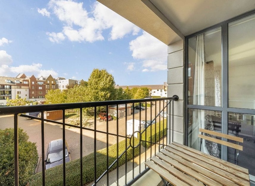 Flat Manor Gardens in Greater London
