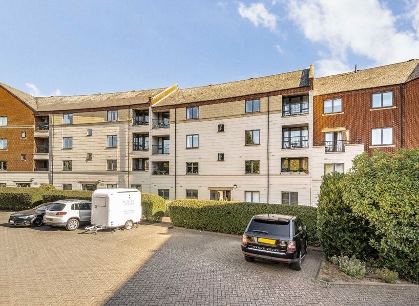 Flat Manor Gardens in Greater London