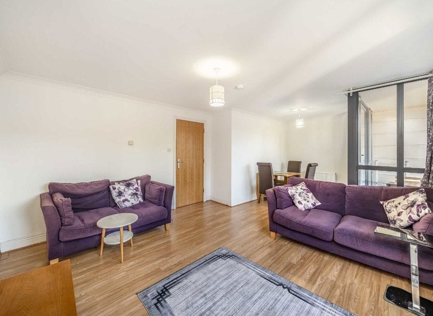 Flat Manor Gardens in Greater London