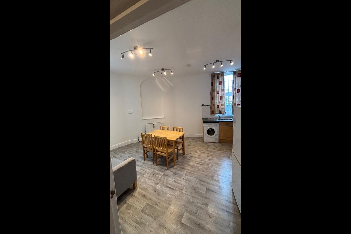 Flat Bolton Crescent in Greater London