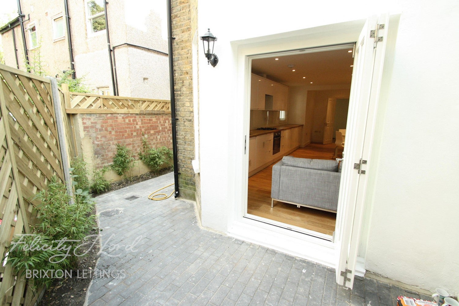Flat Redlands Way in Greater London