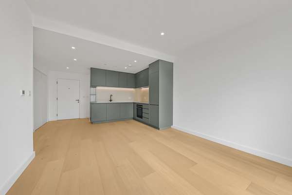 Flat Claremont Road in Greater London