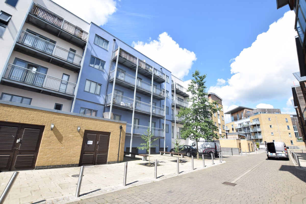 Flat Quayside Drive in Colchester