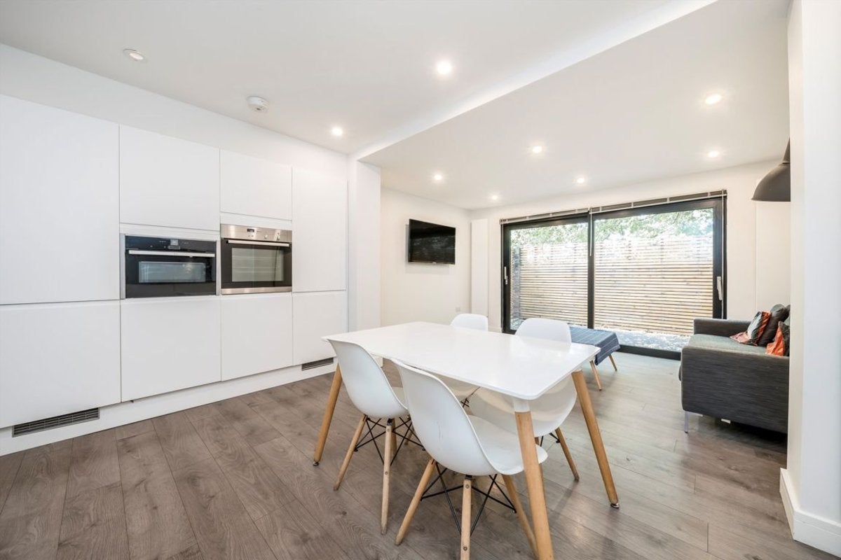 House Barnfield Place in Greater London