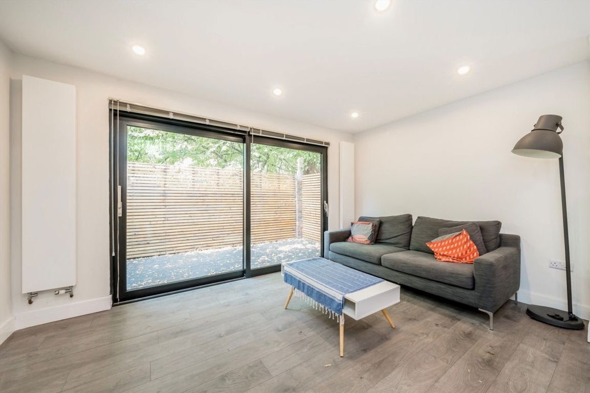 House Barnfield Place in Greater London