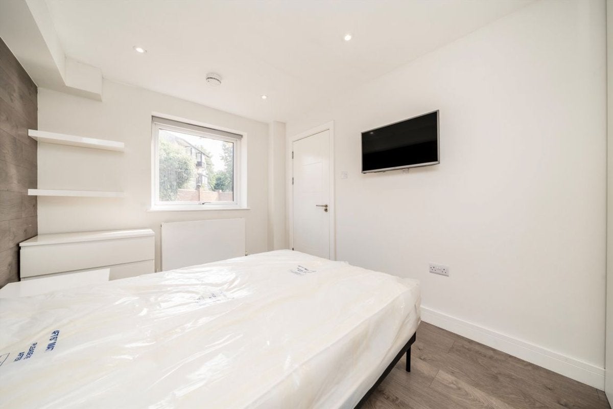 House Barnfield Place in Greater London