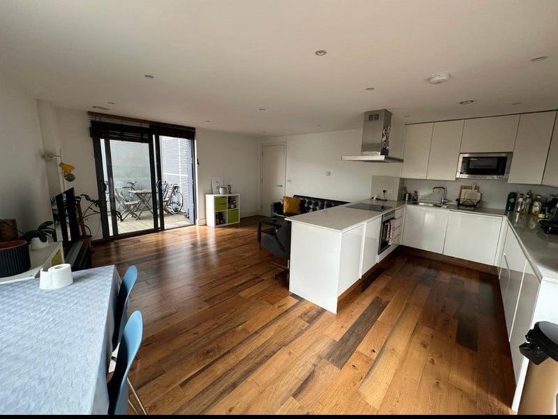 Room Hall Street in Greater London