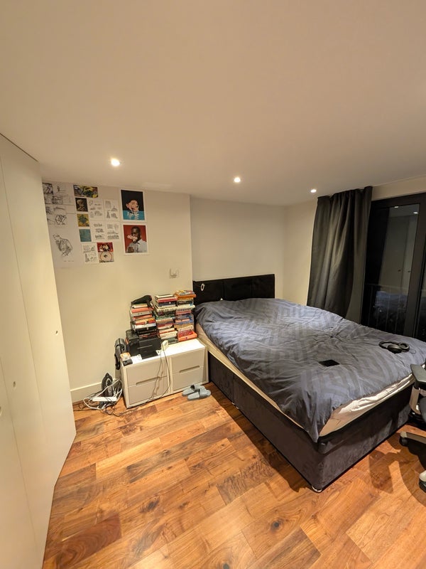 Room Hall Street in Greater London