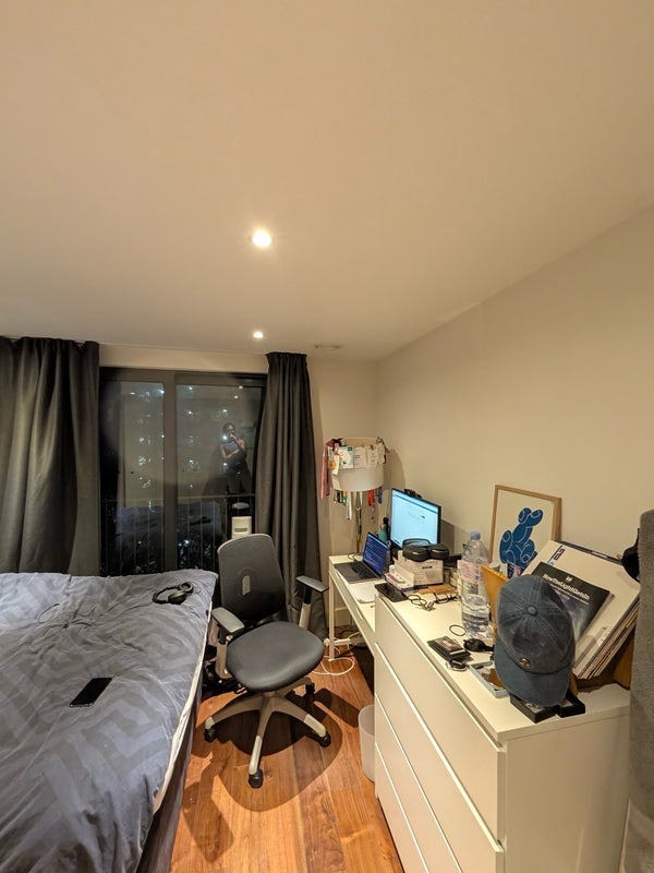 Room Hall Street in Greater London