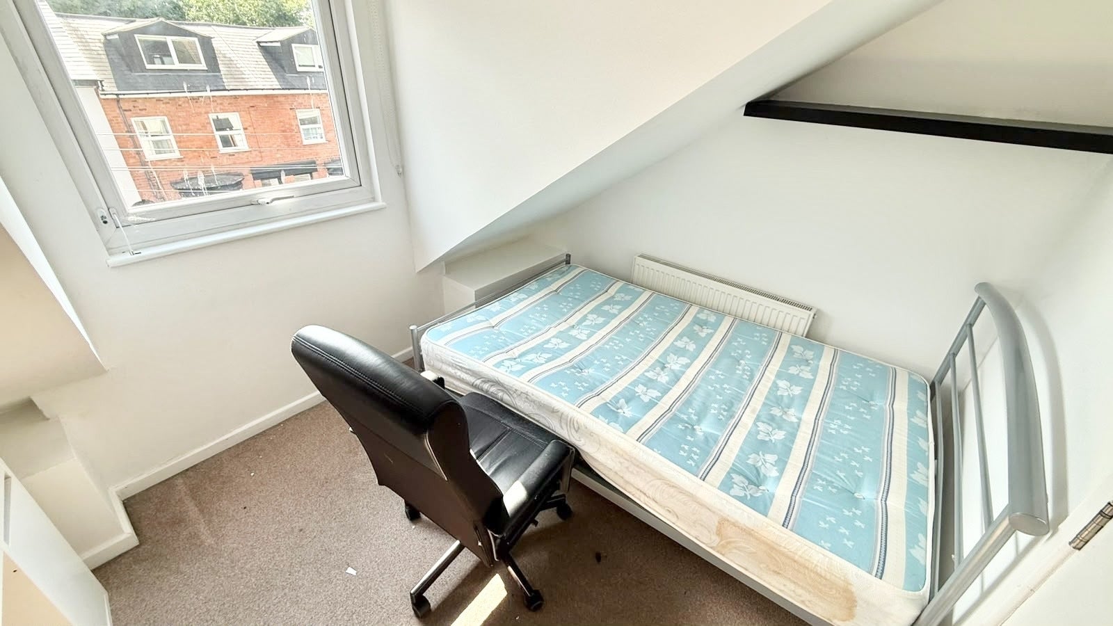 Room Heeley Road in Birmingham