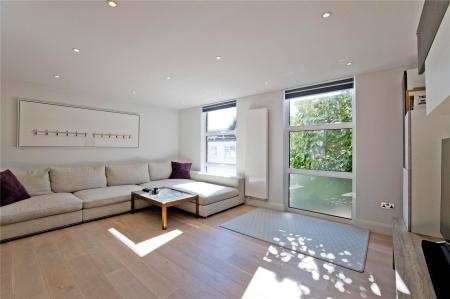 Flat Quickswood in Greater London