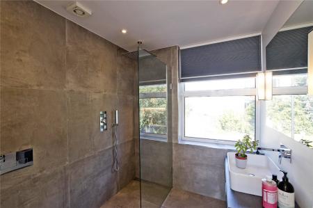 Flat Quickswood in Greater London