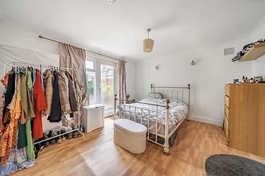 Flat Brownhill Road in Greater London