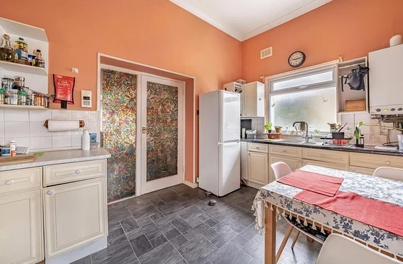 Flat Brownhill Road in Greater London