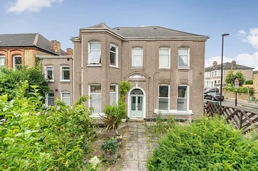 Flat Brownhill Road in Greater London