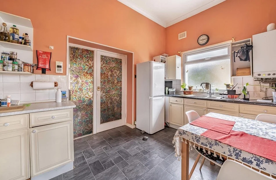 Flat Brownhill Road in Greater London