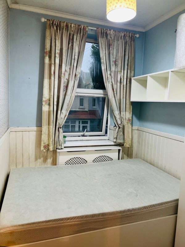 Room Pulleyns Avenue in Greater London