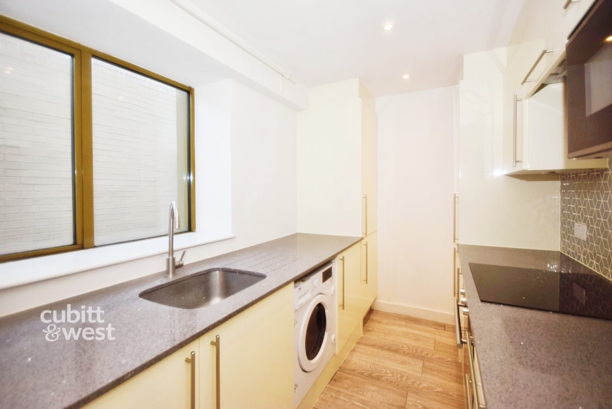 Flat Cator Crescent in Greater London