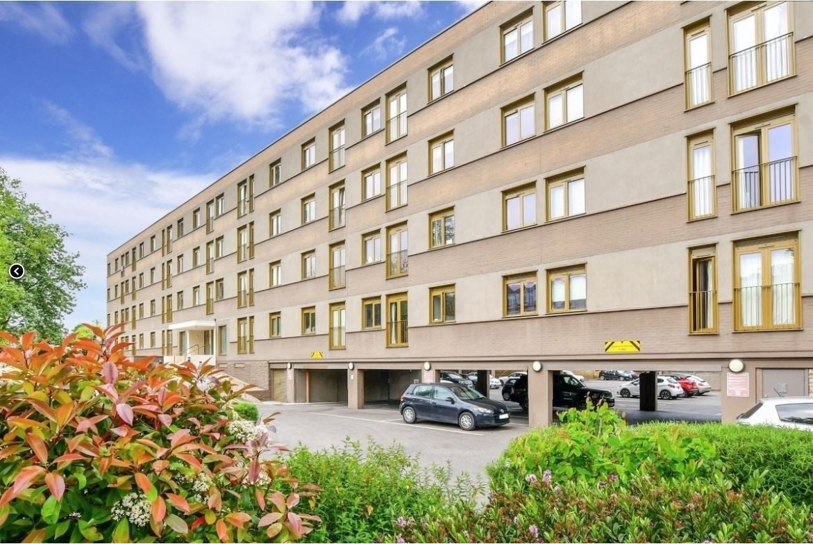 Flat Cator Crescent in Greater London