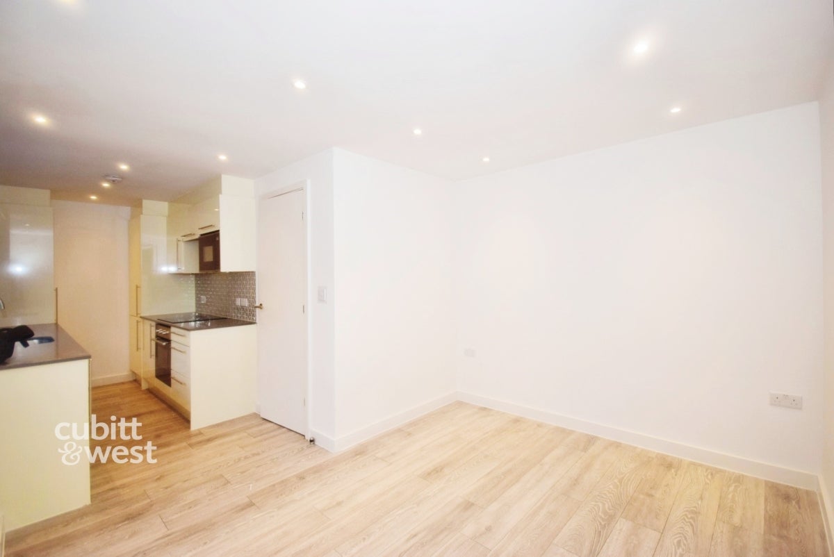 Flat Cator Crescent in Greater London