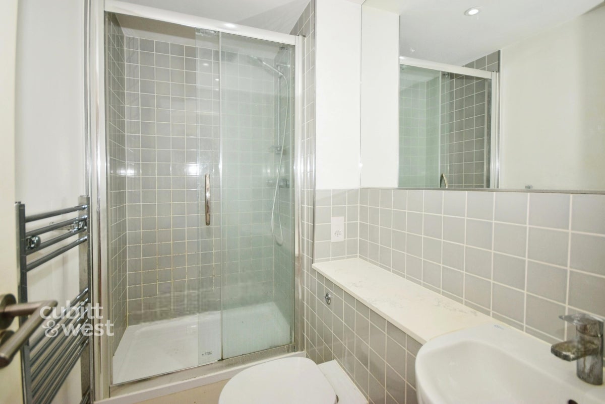 Flat Cator Crescent in Greater London