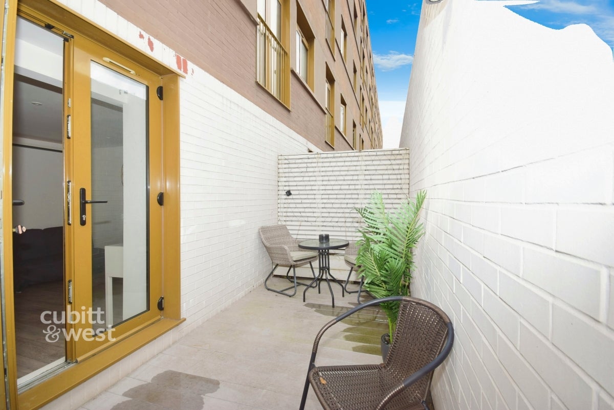 Flat Cator Crescent in Greater London