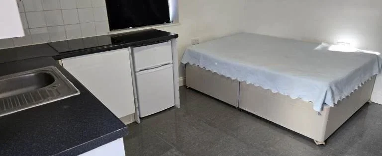 Flat Olive Road in Greater London