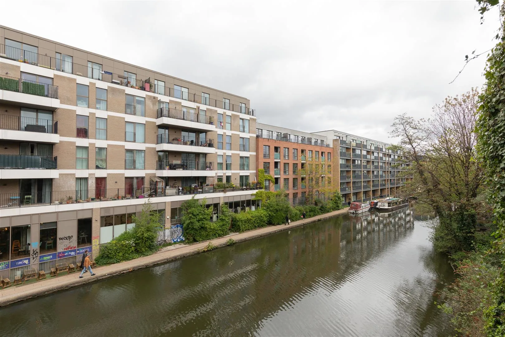 Flat Orsman Road in Greater London
