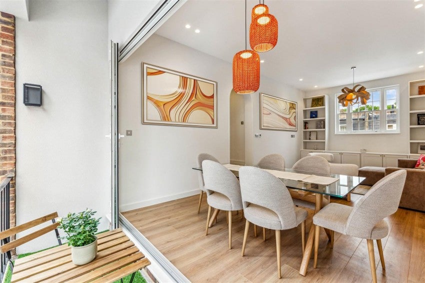 Flat Cheval Place in Greater London