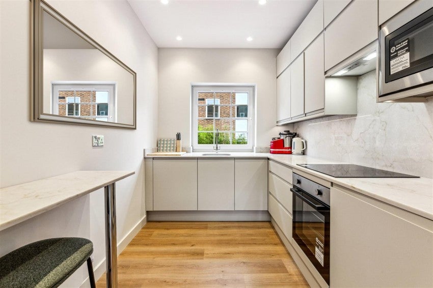 Flat Cheval Place in Greater London