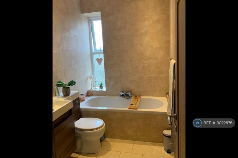 Room Charnwood Road in Bradford