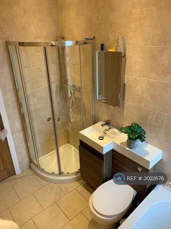 Room Charnwood Road in Bradford