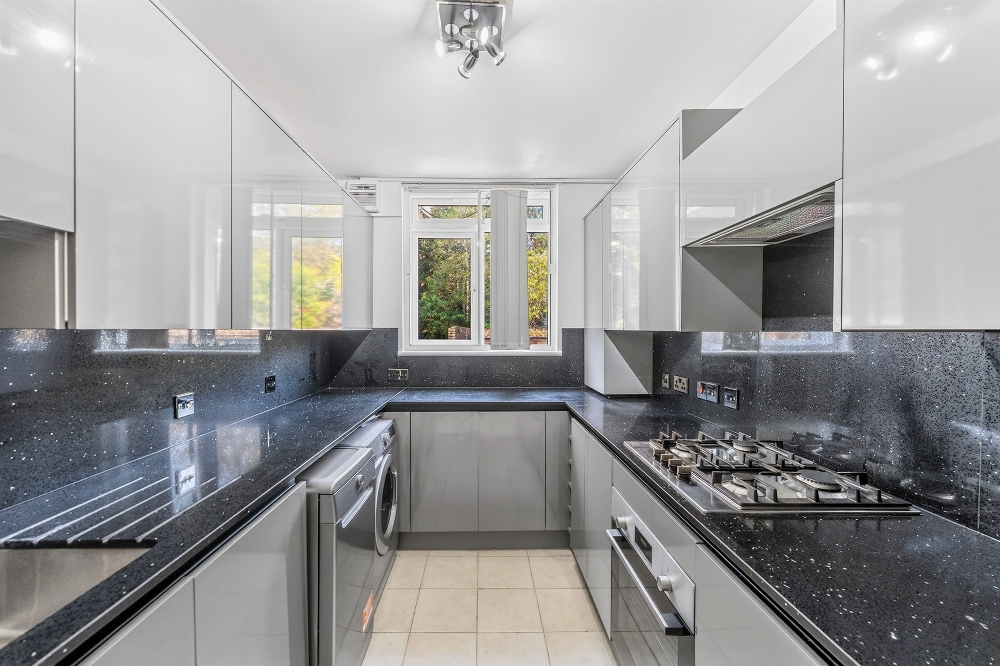 Flat Princes Way in Greater London