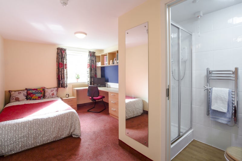 Room Cadnam Close in Birmingham