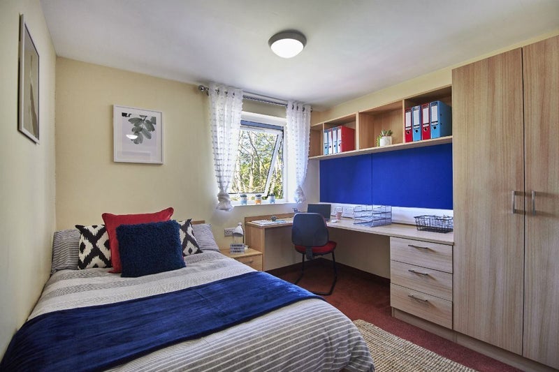 Room Cadnam Close in Birmingham