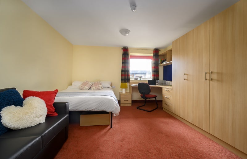 Room Cadnam Close in Birmingham