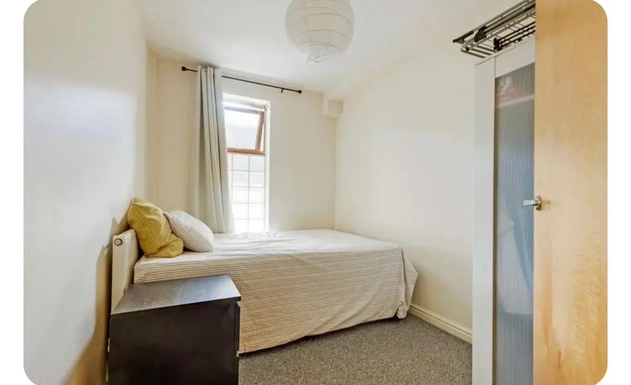 Room Ashton Street in Greater London